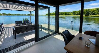 Komfortables Haus am Wasser mit Whirlpool