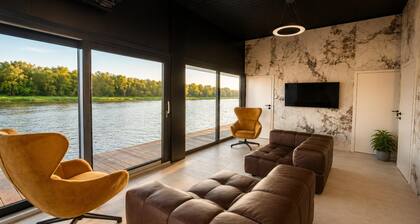 Cozy Waterfront House with jacuzzi