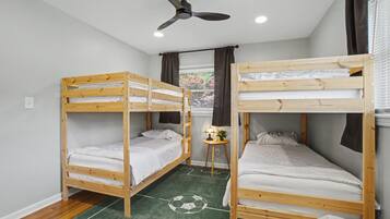 3 bedrooms, iron/ironing board, internet, bed sheets