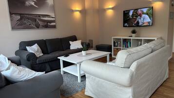 Een smart-tv, boeken en een stereo