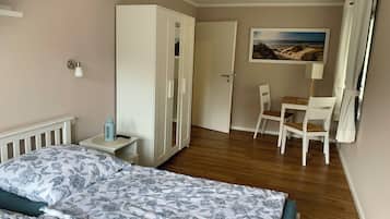 3 bedrooms, in-room safe, iron/ironing board, internet
