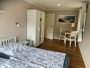 3 bedrooms, in-room safe, iron/ironing board, internet