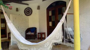 Quarto conforto, ar-condicionado, vista para o jardim | Terraço/pátio