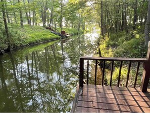 Property grounds - Beautiful Cottage on the water with a dock for lake access! Quiet and cozy! (Benton)