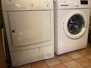 Eine Waschmaschine und ein Trockner, nebeneinander aufgestellt.