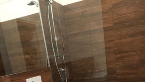 A modern bathroom with a glass-enclosed shower, a toilet, and a sink. - Room 'Camera Matrimoniale Monica' with Wi-Fi and Air Conditioning (Alghero)