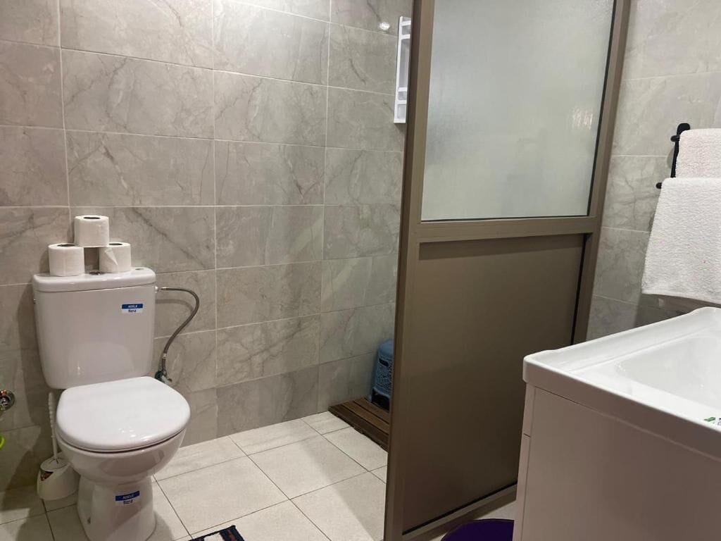 Chambre Familiale, vue jardin | Salle de bain