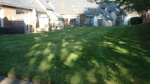 A residential lawn with a house in the background. - Beach cottage, summer festivals, and golf in Bénodet, southern Finistère (Bénodet)