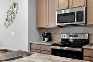 Coffee/tea maker, fridge, microwave, oven - New ranch 4 bedrooms w pool table, Nascar (Harrisburg)