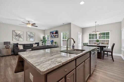 New ranch 4 bedrooms w pool table, Nascar