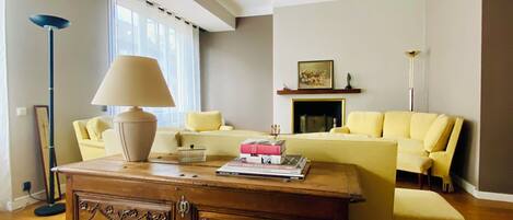 Smart-tv, boeken en een stereo