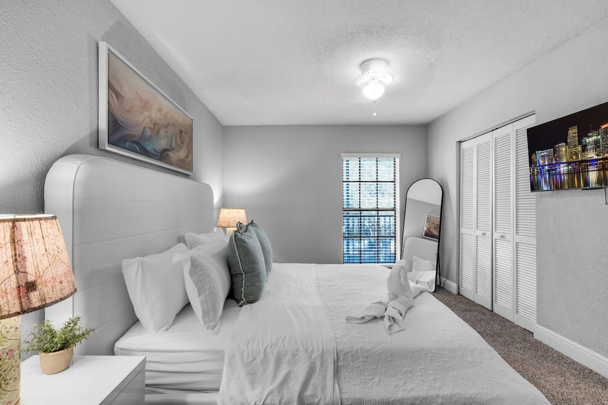 Espacio para trabajar con laptop y cortinas blackout 