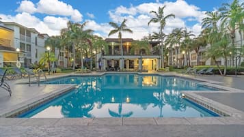 2 outdoor pools