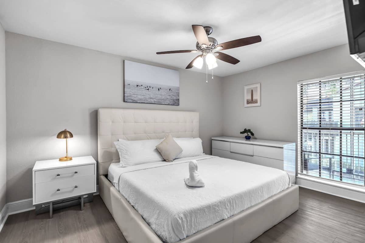 Espacio para trabajar con laptop y cortinas blackout 