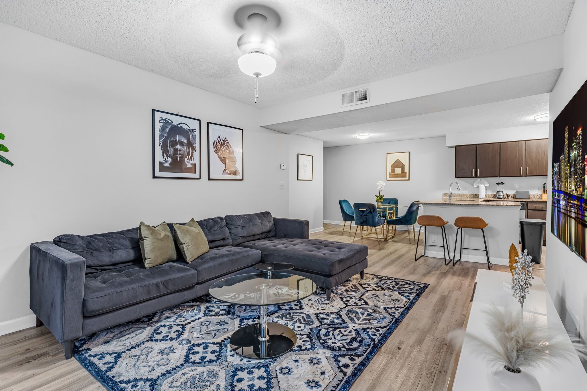 Apartment, 2 Schlafzimmer, Küche, Gartenblick | Wohnbereich | 55-Zoll-LED-Fernseher mit Digitalempfang, Netflix, Streaming-Dienste