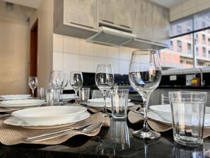 Cozinha moderna com área de jantar posta para refeição.