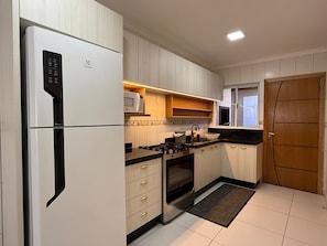 Fridge, microwave, oven, cookware/dishes/utensils - 01 | Res. 364 • Ground floor - 3 bedrooms - 5min walk to the Sea (Bombinhas)