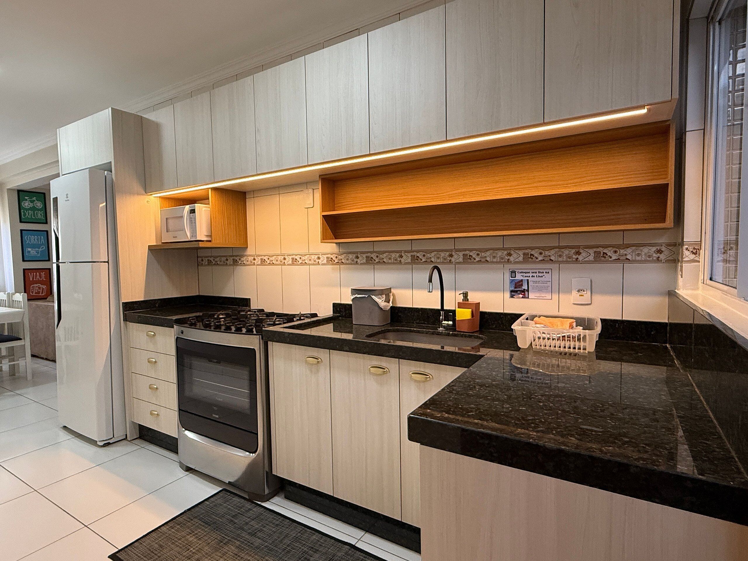 Refrigerador, microondas, horno y utensilios de cocina 
