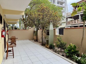 Outdoor dining - 03 | Res. 305 • Cozy Apartment for Couple – 5min from the Beach (Bombinhas)