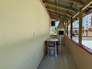 Outdoor dining - 02 | Res. 305 • Cozy Apartment for Couple – 5min from the Beach (Bombinhas)
