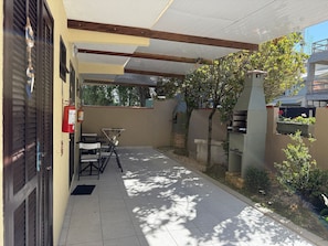 Outdoor dining - 02 | Res. 305 • Cozy Apartment for Couple – 5min from the Beach (Bombinhas)