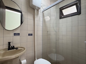Bathroom - 02 | Res. 305 • Cozy Apartment for Couple – 5min from the Beach (Bombinhas)