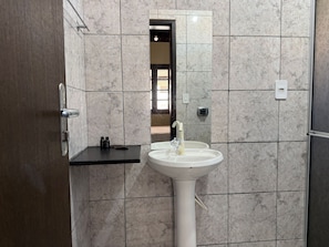 Bathroom - 08 | Res. 305 • Cozy Apartment for Couple – 5min from the Beach (Bombinhas)