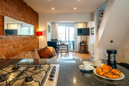 Three Storeys in Newent