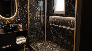 Een douche, een bubbelbad, handdoeken, zeep
