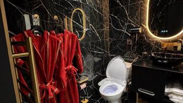 Een douche, een bubbelbad, handdoeken, zeep