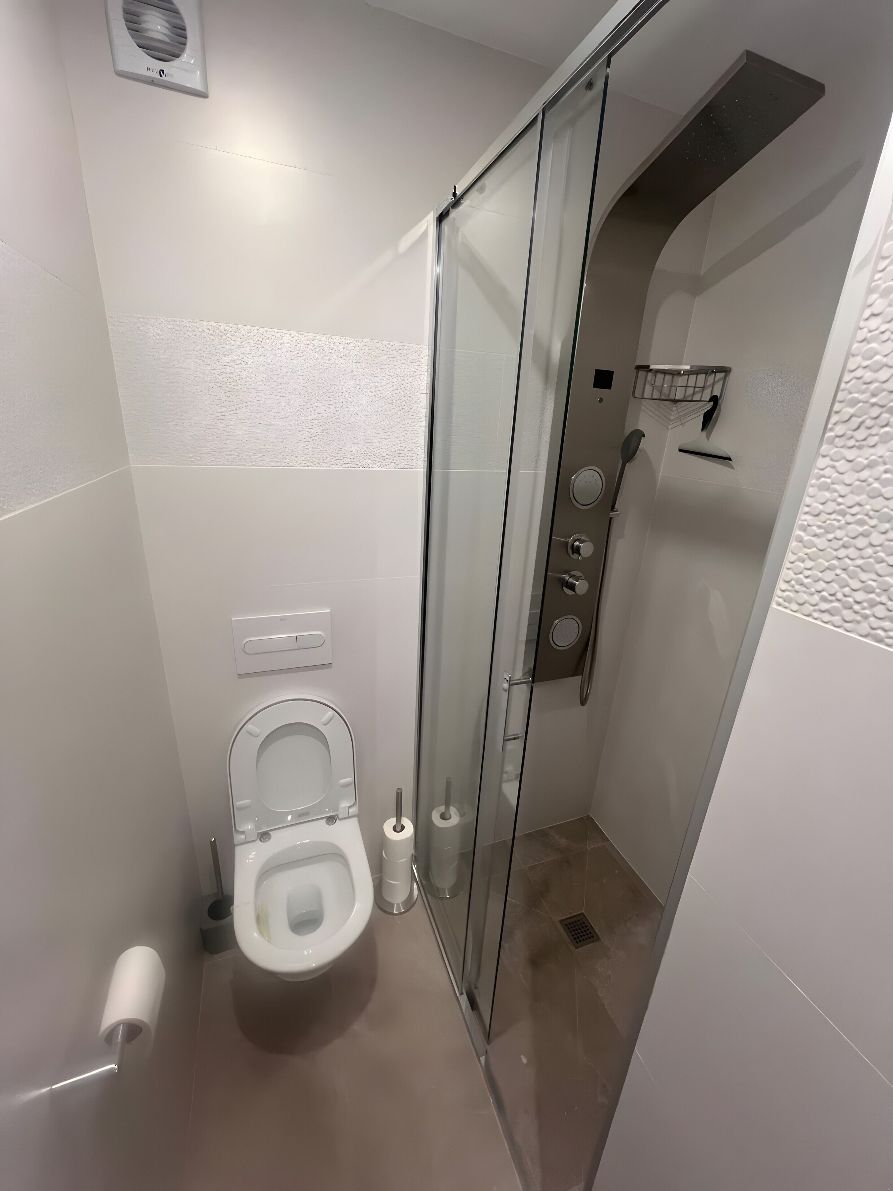 Dusj, hårføner og håndklær