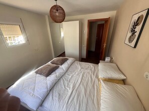 Room - Villa 'De Golf Hoyo 19' with Mountain View, Wi-Fi and Air Conditioning (Urbanización Pisnella)