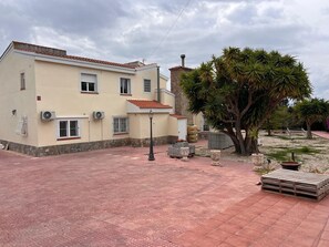 Exterior - Villa 'De Golf Hoyo 19' with Mountain View, Wi-Fi and Air Conditioning (Urbanización Pisnella)