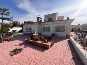 Outdoor dining - Villa 'De Golf Hoyo 19' with Mountain View, Wi-Fi and Air Conditioning (Urbanización Pisnella)