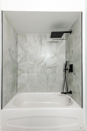 Hair dryer, towels, shampoo, toilet paper - Modern Townhome with Fairy Lake Views Near Downtown Huntsville (Huntsville)