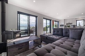 Ein modernes Wohnzimmer mit einer Couch, einem Couchtisch und einem Kamin.