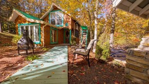 A wooden cabin with a porch, a lantern, and a chair. - Domaine Rivière Sacacomie - Le Petit Refuge (Saint-Alexis-des-Monts)