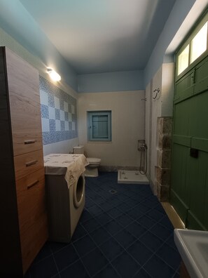 Dusj, hårføner, håndklær og såpe