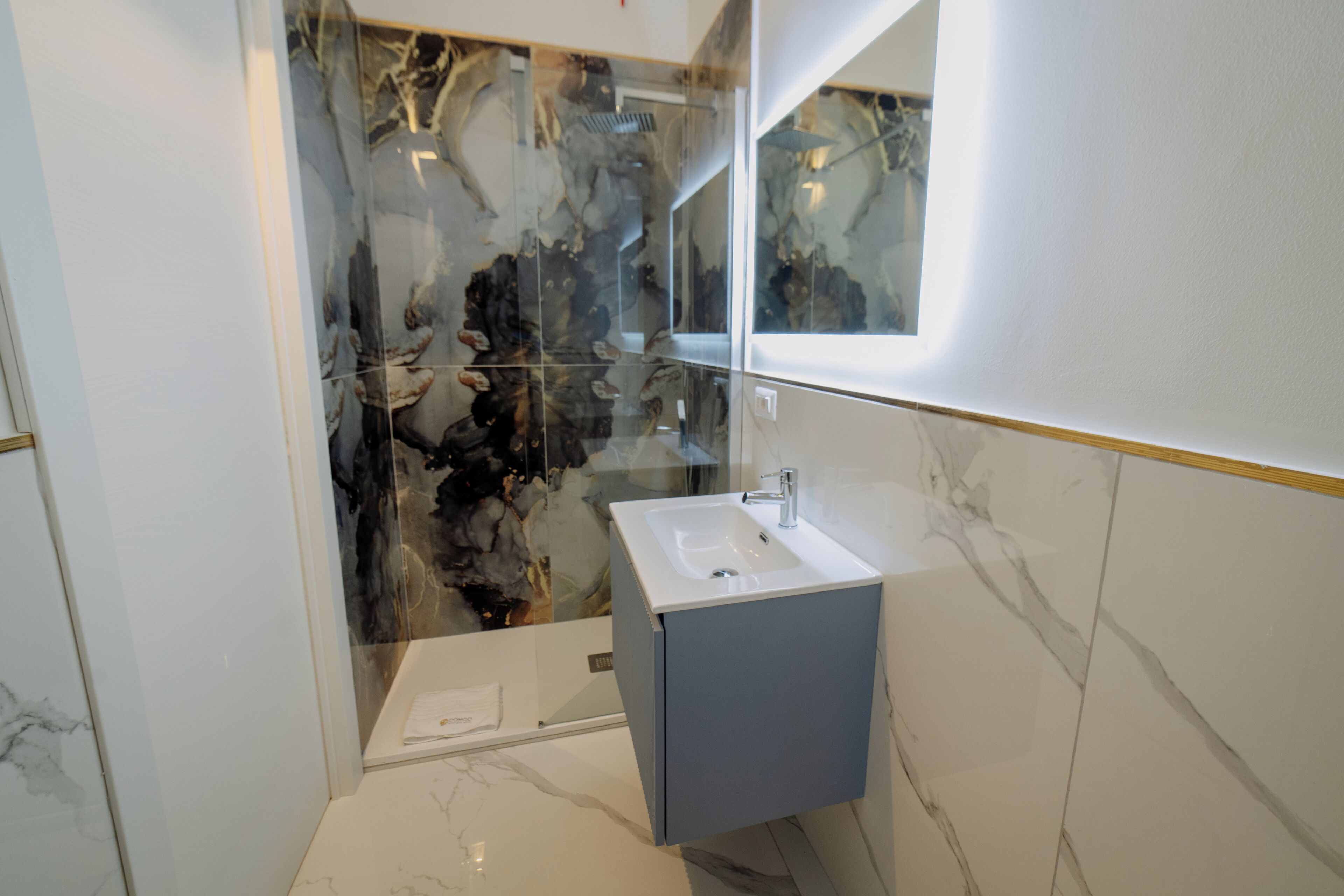 Dusche, Haartrockner, Hausschuhe, Bidet