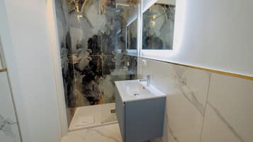 Dusche, Haartrockner, Hausschuhe, Bidet