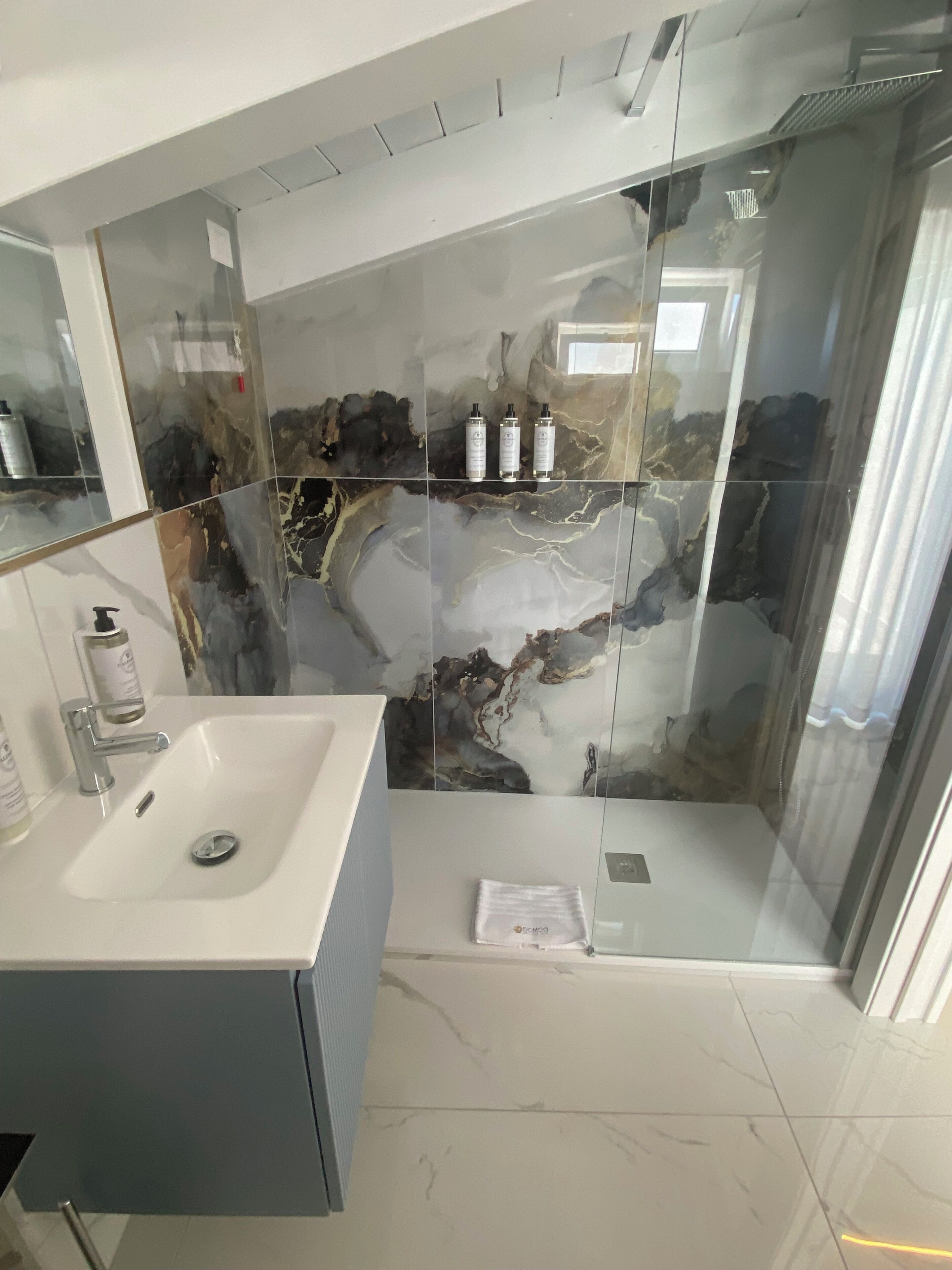 Habitación triple Deluxe | Baño | Regadera, secadora de cabello, pantuflas, bidet 