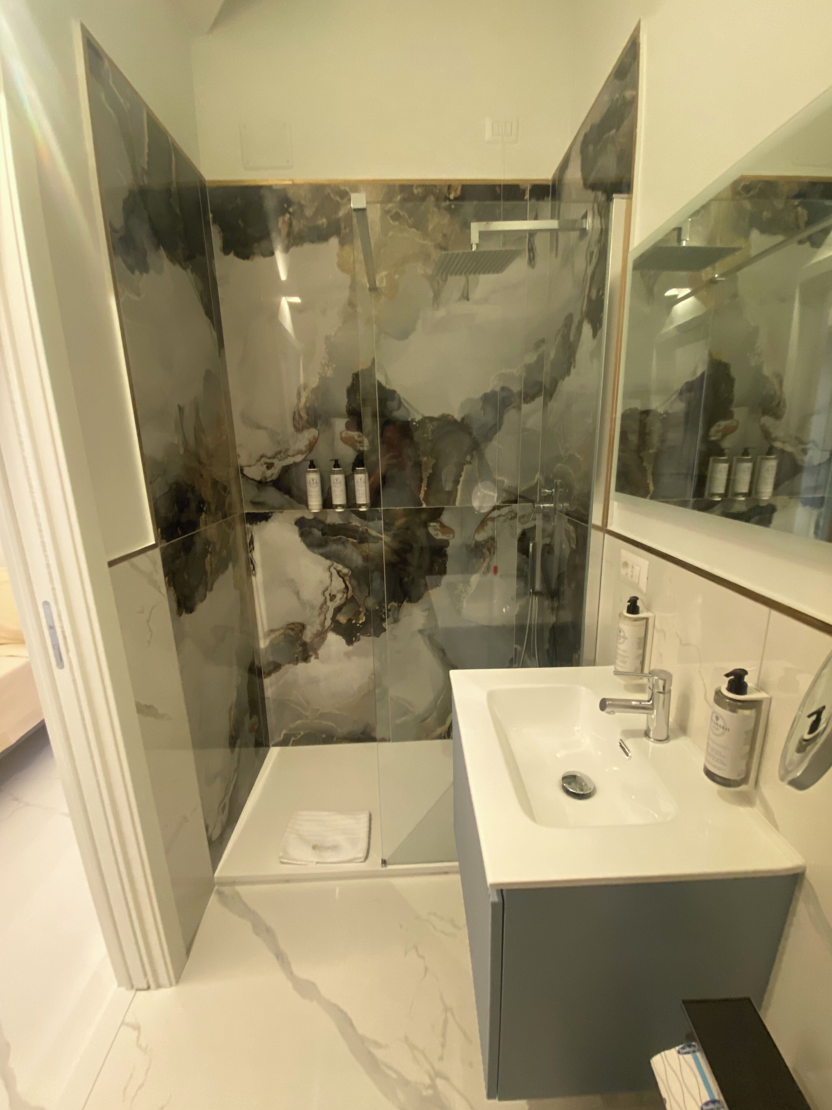 Tripla Deluxe | Bagno | Doccia, set di cortesia gratuito, asciugacapelli, asciugamani