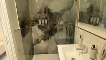 Tripla Deluxe | Bagno | Doccia, set di cortesia gratuito, asciugacapelli, asciugamani