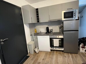 A compact kitchen with a microwave, oven, and dishwasher. - A beautiful, cozy, and functional apartment (Drancy)