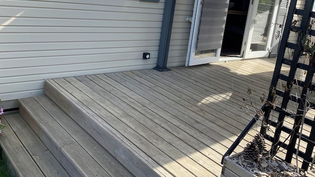 A wooden deck leading to a house with a sliding glass door and a covered patio area. - Mobile home at a 2-star campground, a 10-minute walk from the beach (Saint-Cast-le-Guildo)