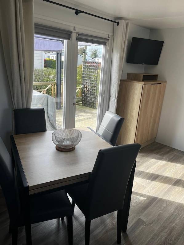 Dining - Mobile home at a 2-star campground, a 10-minute walk from the beach (Saint-Cast-le-Guildo)
