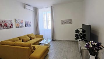 Apartment, Balcony, Partial Ocean View | Living area