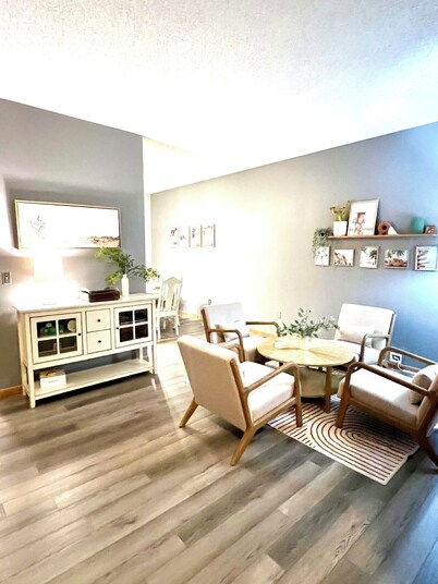 California Dreamin' 3-BR cul-de-sac, centrally located in Shakopee-2 king beds