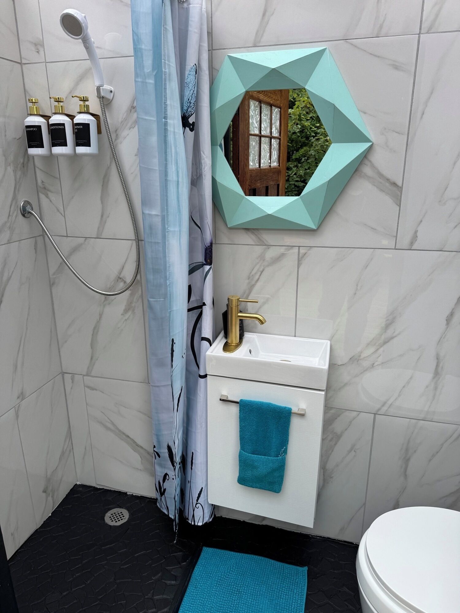 Douche, baignoire à remous, séchoir à cheveux, serviettes fournies