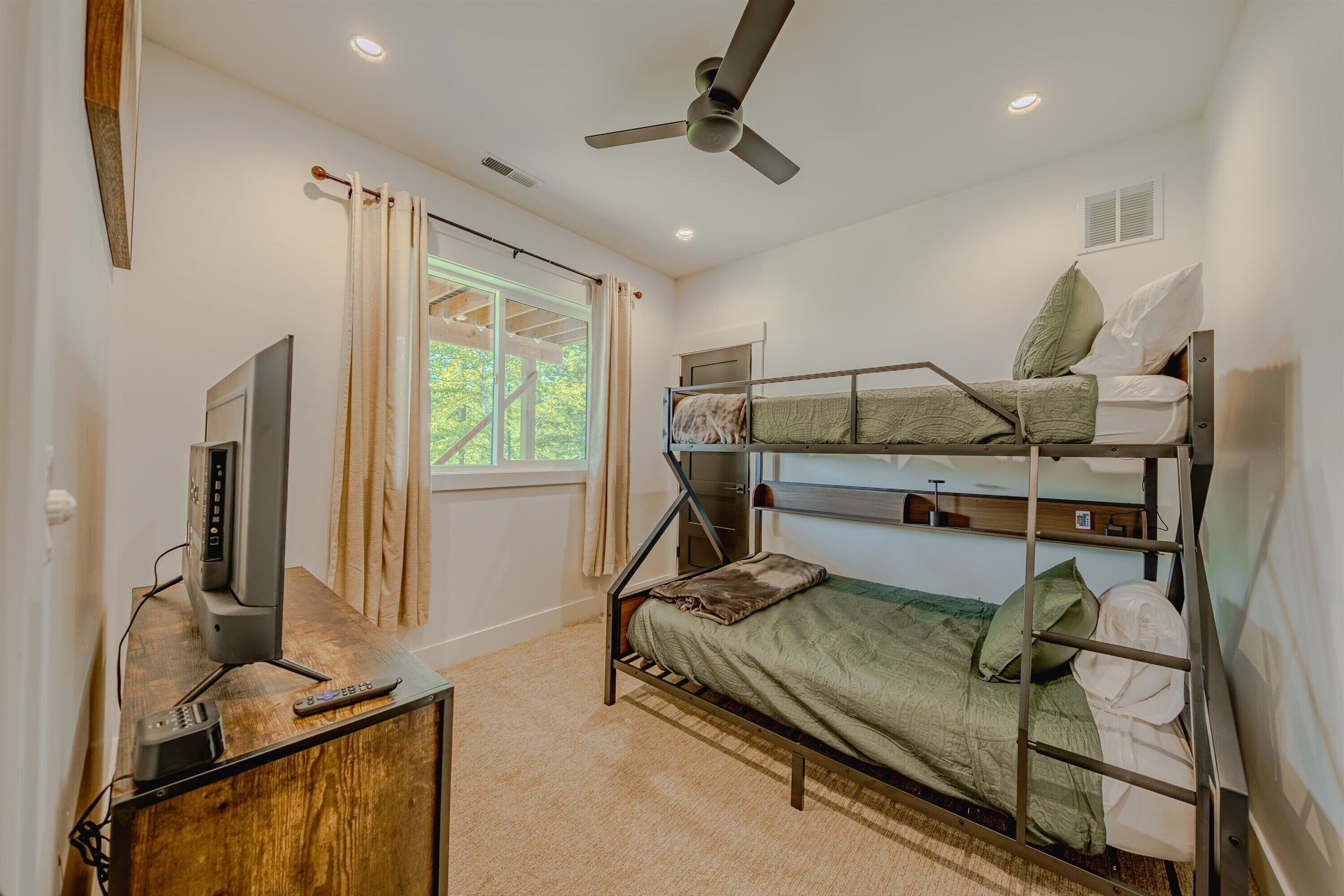 Cabin, Multiple Beds, Mountain View (Big Sky Retreat) | 2 bedrooms, individually decorated, individually furnished, bed sheets
